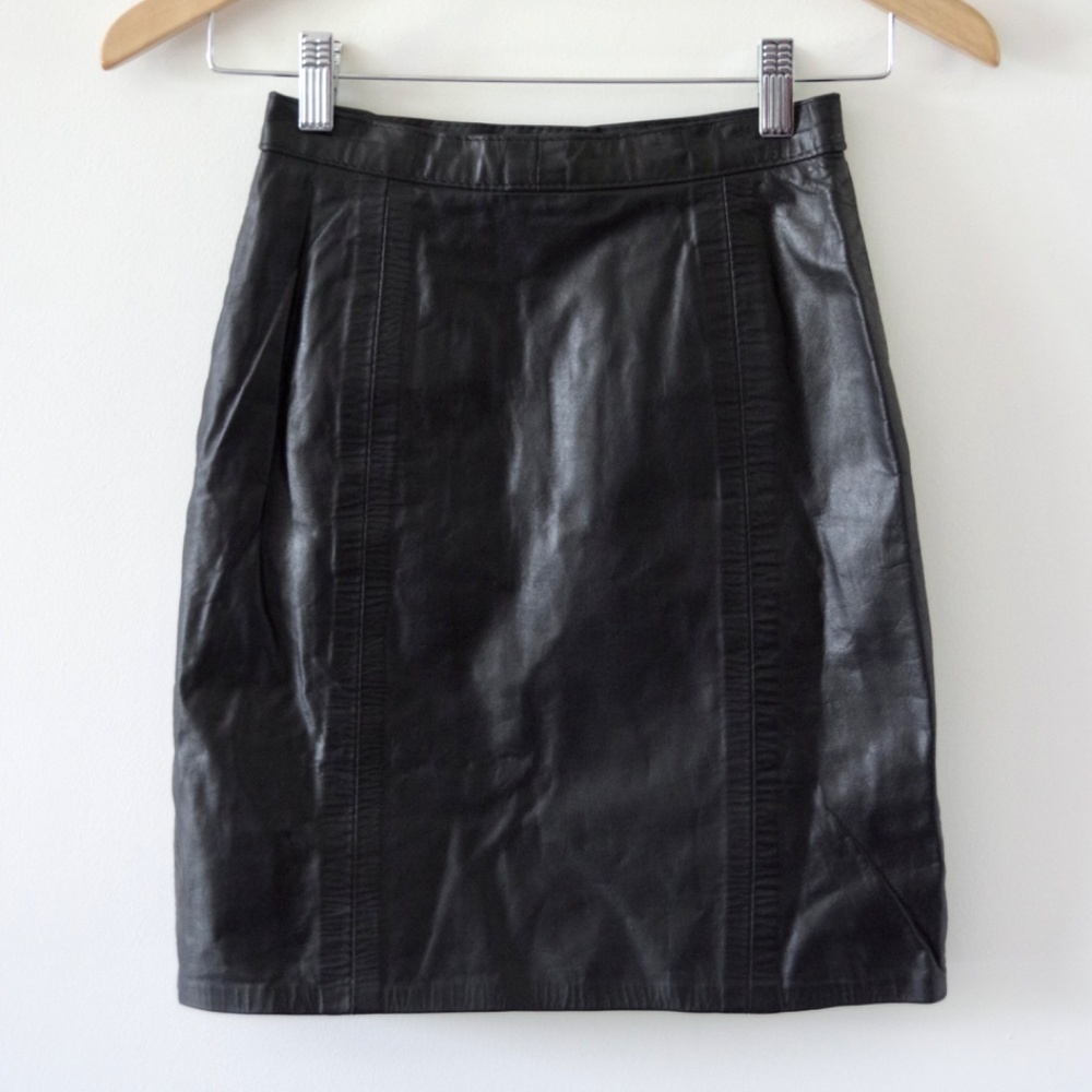 1980s-90s I.O.U. Black Leather Mini Skirt Made in USA, Cuir Classique Pour Femme